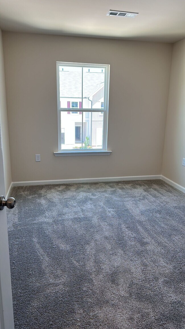 Building Photo - 897 Falls Grove Trl