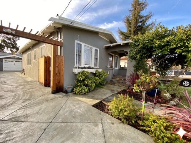 Building Photo - 847 Alice Ave