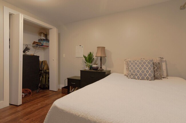 Building Photo - Room for Rent in 5 Bedroom House