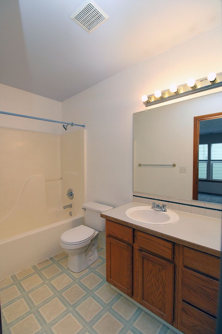 Building Photo - 22032 NE Chinook Way