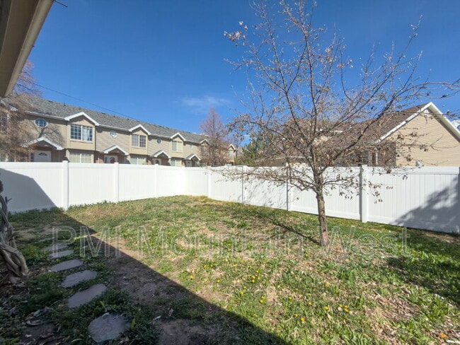 Building Photo - 872 N Main St