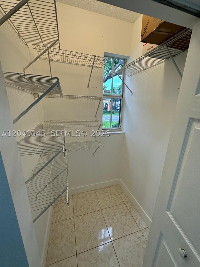Building Photo - 4273 NE 10th Ct