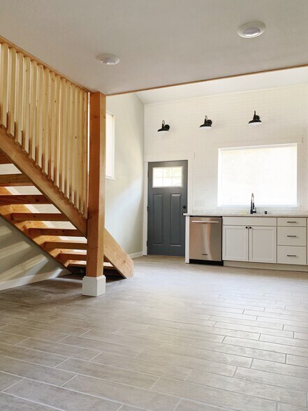 Building Photo - 387 Manley Rd