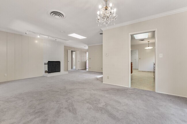 Building Photo - 4020 Vía Picaposte