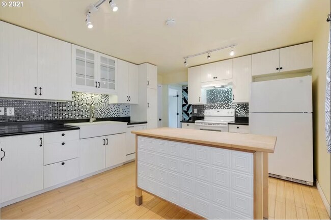 Building Photo - Tree House