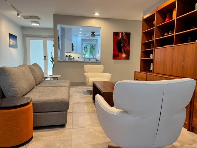 Building Photo - 4021 N Cypress Dr