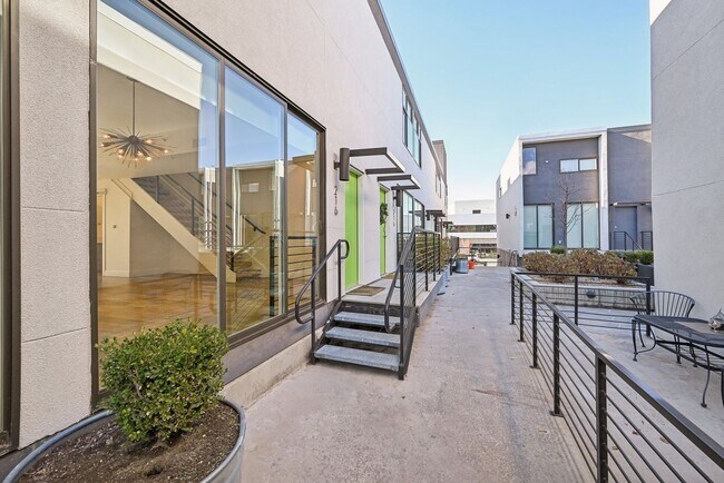 Building Photo - 2BR/2.5BA Condo in Central Ninth | Mountain Views, Solar & Walk to Everything