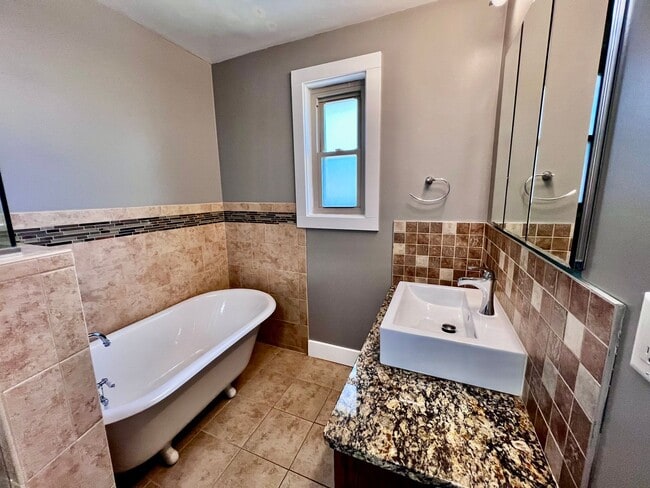 Building Photo - Beautiful waterfront home