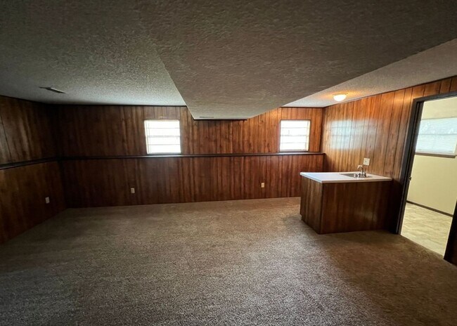 Building Photo - Spacious Duplex with Finished Basement & G...