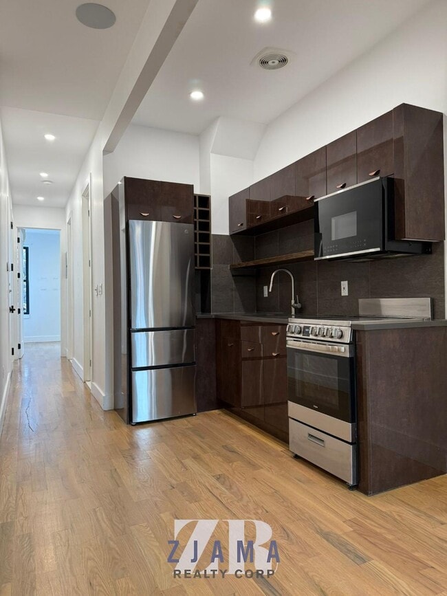 Primary Photo - 104 Graham Ave
