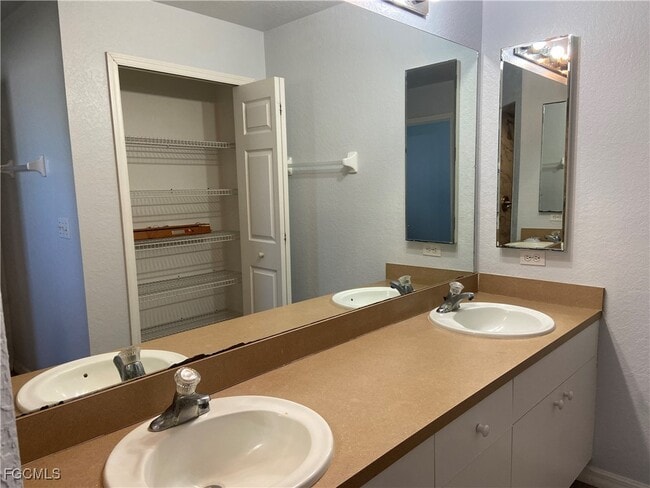 Building Photo - 2002 SW 15th Pl