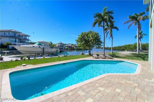 Building Photo - 4879 Esplanade St