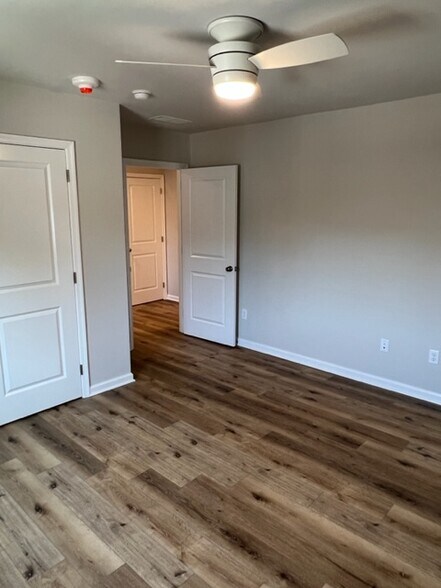 Building Photo - 215 E Linden St