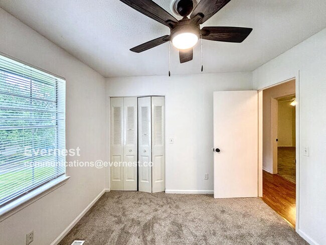 Building Photo - 922 Wesley Dr