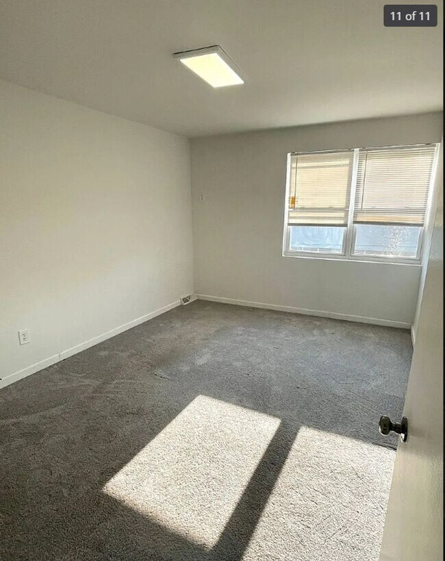 Building Photo - 3 bedroom 1 bath house available in North ...