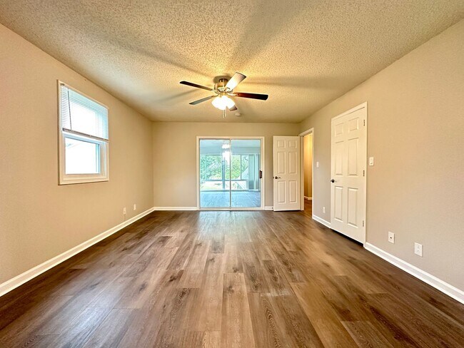 Building Photo - Stunning Single-Family Home with Plenty of...