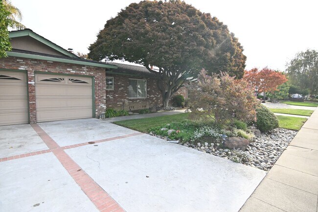 Building Photo - Prime Willow Glen, Just In Time for the Ho...