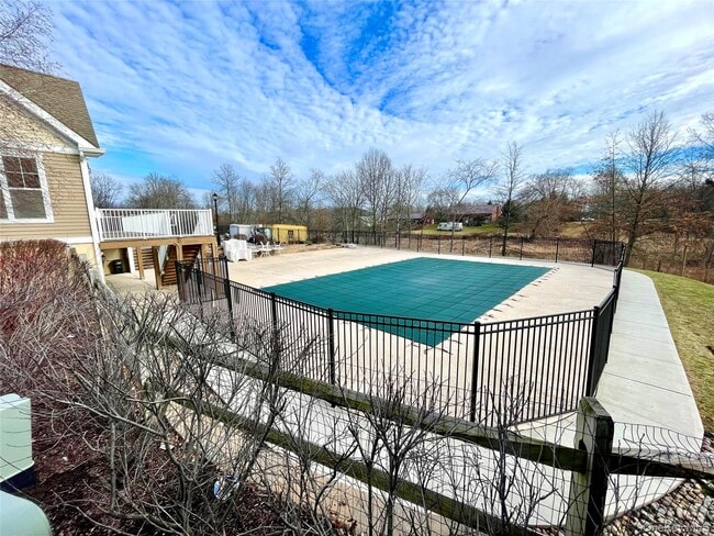 Building Photo - 141 Meadow View Dr