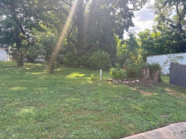 Building Photo - Charming Three Bedroom home close to Lakev...