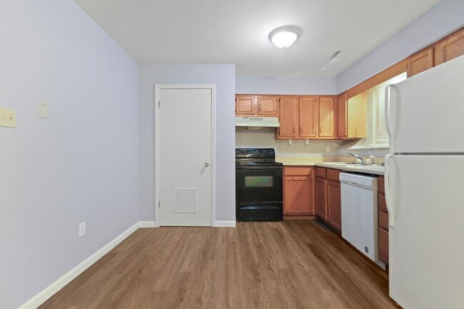 Building Photo - 3201 Elm Grove Dr