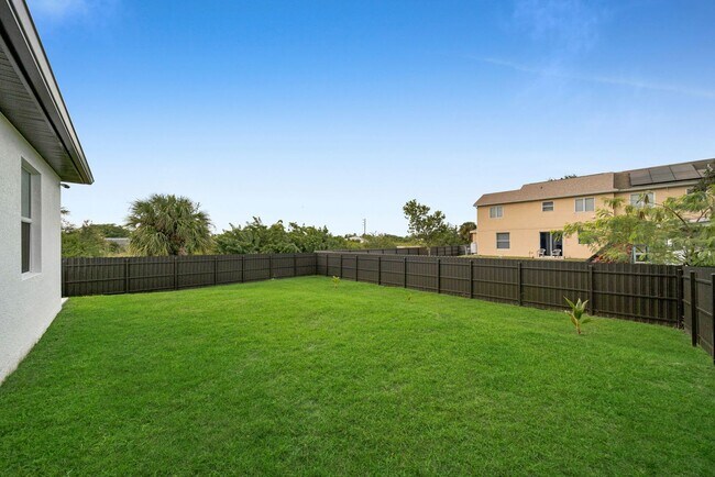 Building Photo - 125 Pennfield St