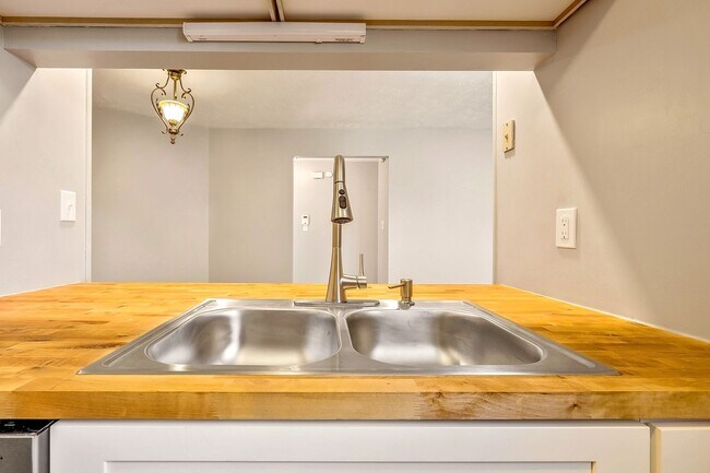 Building Photo - Up to Date Condo