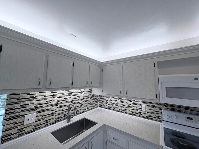 Building Photo - 1000 NE 14th Ave