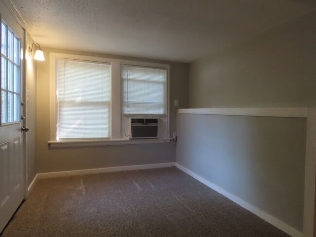 Building Photo - Utilities Included! 1 Bedroom Apartment, D...