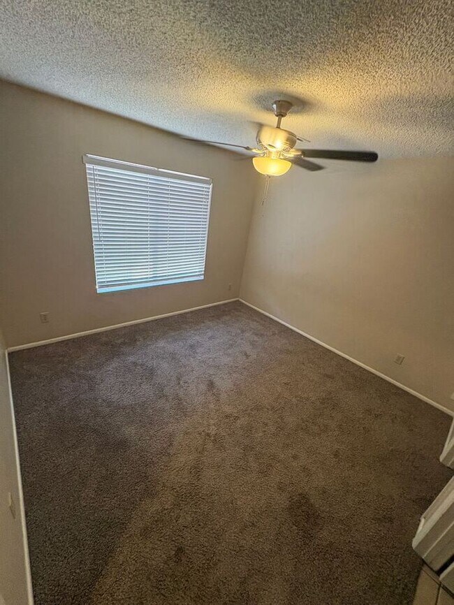 Building Photo - READY TO TOUR NOW! 2 Bedroom 2 Bath Peoria Townhouse