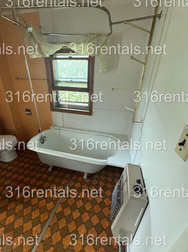 Building Photo - $795 - 2 bed 1 bath - Single Family Home