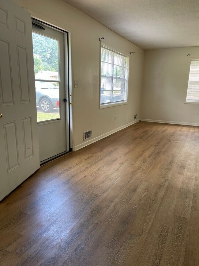 Building Photo - 1 Bedroom, 1 Bath Duplex Apartment on the Eastside