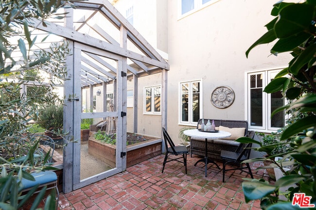 Building Photo - 427 12th St