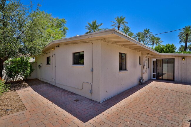 Building Photo - 3 Bedroom + den with pool