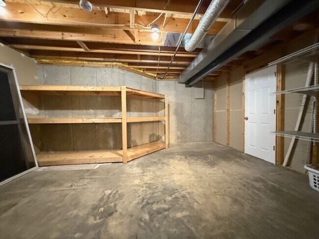 Building Photo - Triple Crown 2 bed 2 1/2 bath