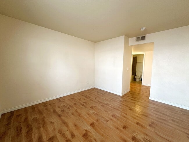 Building Photo - This charming 2-bedroom, 2-bathroom offers...
