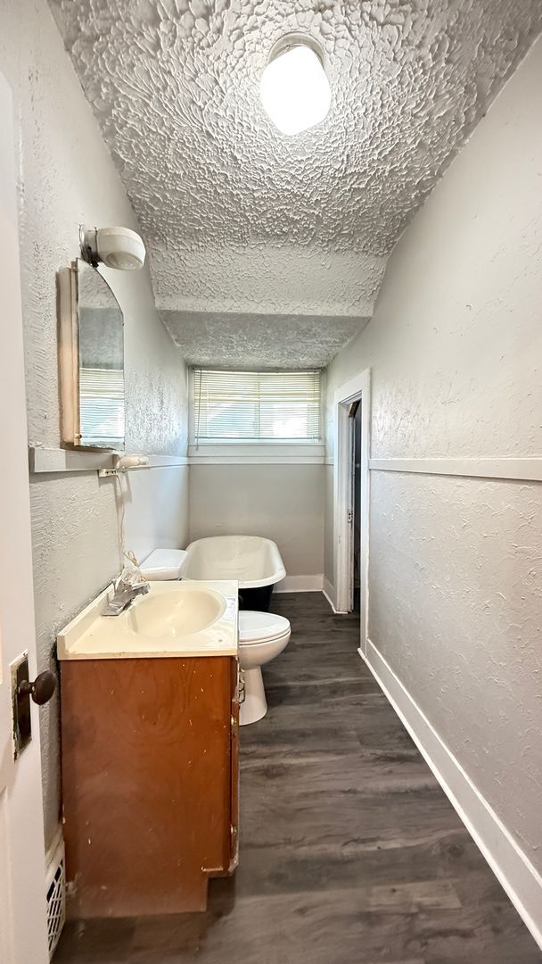 Building Photo - SPACIOUS...3 Bedroom 1 Bath