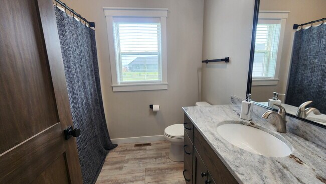 Building Photo - 5 Bedroom, 3 Full Bathroom House with 3 Ca...