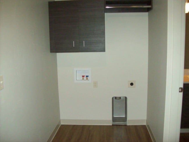 Building Photo - 1110 Husky St
