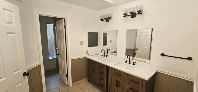Building Photo - 3511 Meadowcrest Ln