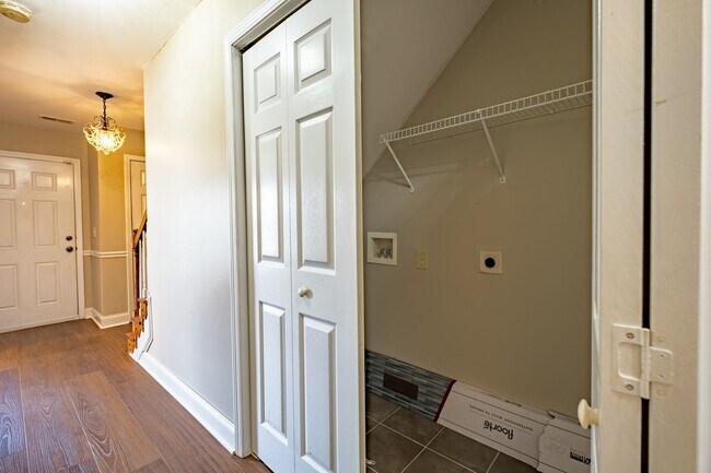 Building Photo - Private 2BR Townhome with Two En-Suite Bathrooms