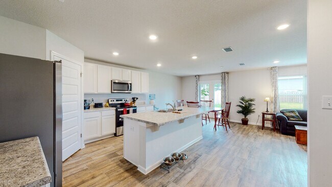 Building Photo - 5 Bedroom / 3 Bathroom Home  in Hammock Bay w/Fenced in Yard