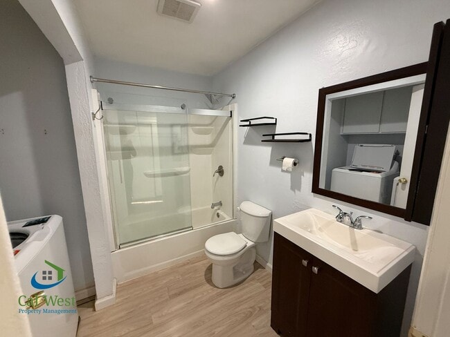Building Photo - $2600 - 2 Beds/1 Bath Updated Condo in Gilroy