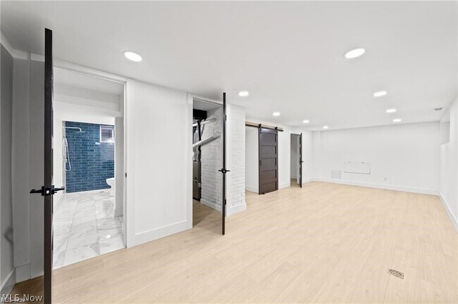 Building Photo - 1422 W 77th St