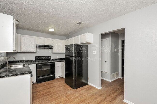 Building Photo - 5933 Shadydell Dr