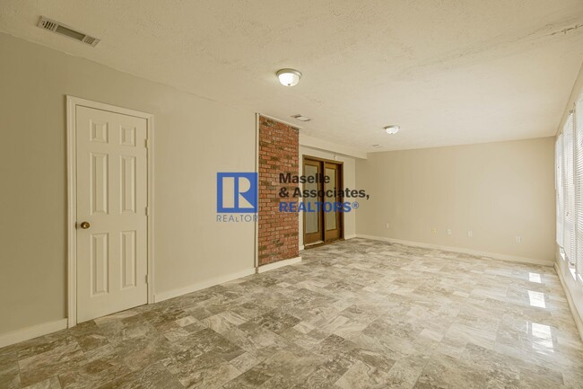 Building Photo - 3 Bed/2.5 Bath in Brookwood Subdivision