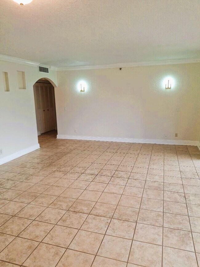 Building Photo - 105 Lake Emerald Dr