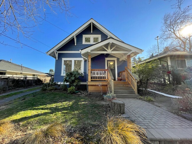 Primary Photo - Charming Milwaukie Craftsman Home with Fen...