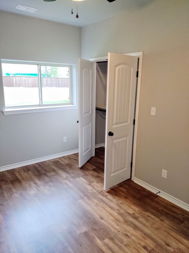 Building Photo - Newly constructed 3/2/1 in Sanger