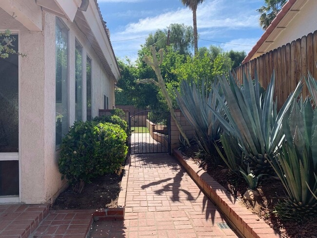 Side Gate - 20305 Klyne St