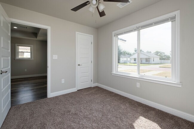 Building Photo - 2007 7th Ave